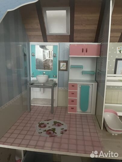 Большой кукольный домик с мебелью