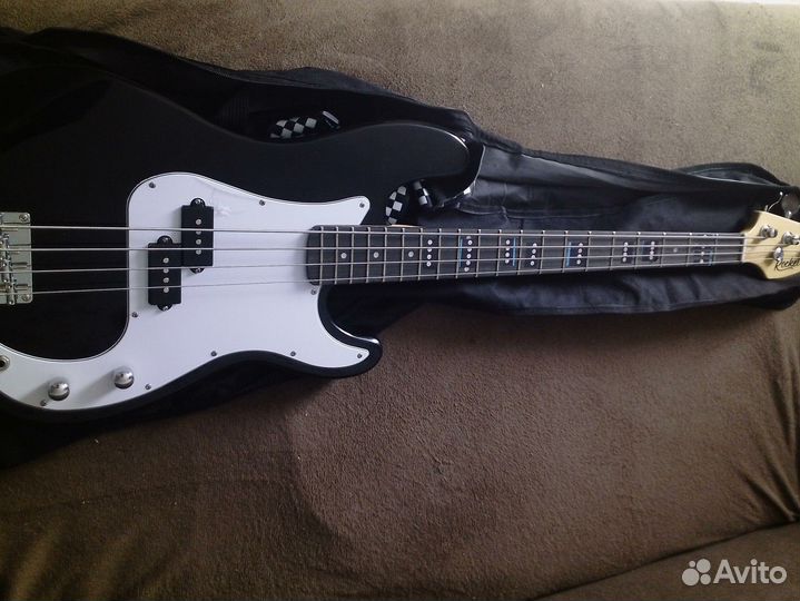 Басс гитара 4 струны с комбиком