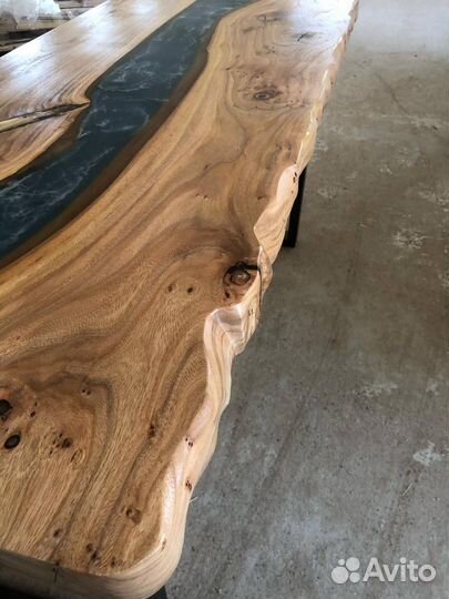 Стол из эпоксидной смолы река