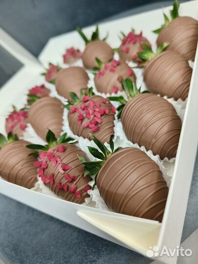 Клубника в шоколаде, финики,букеты