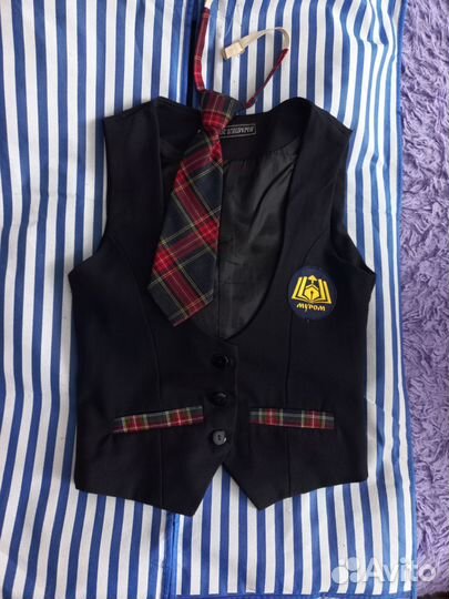 Жилетка и галстук школьный