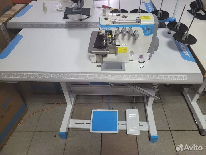 Оверлок Jack E4S 5 03/333 со столом