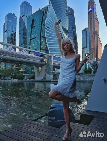 Хаусбот в аренду для прогулок по воде в Москве