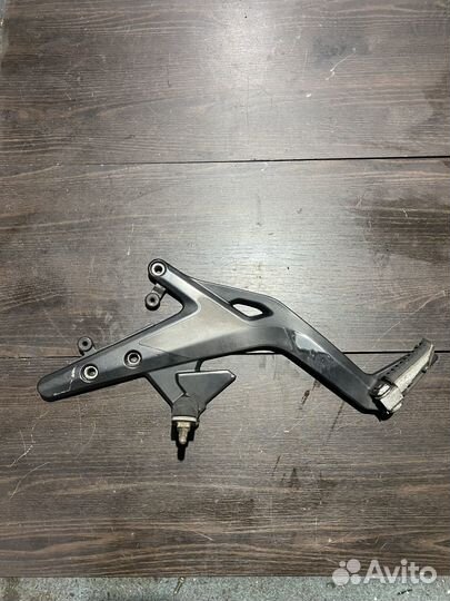 Кронштейн левых подножек Kawasaki ER6n 12-16