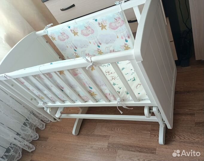 Детская кроватка колыбель с маятником