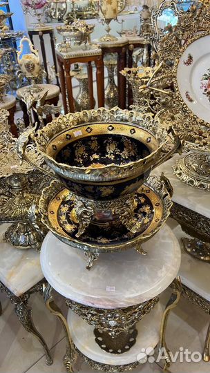 Вазы фарфоровые на брозвовых ножках