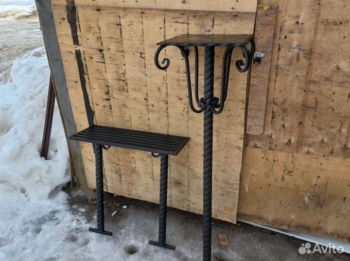 Столик и лавочка на кладбище