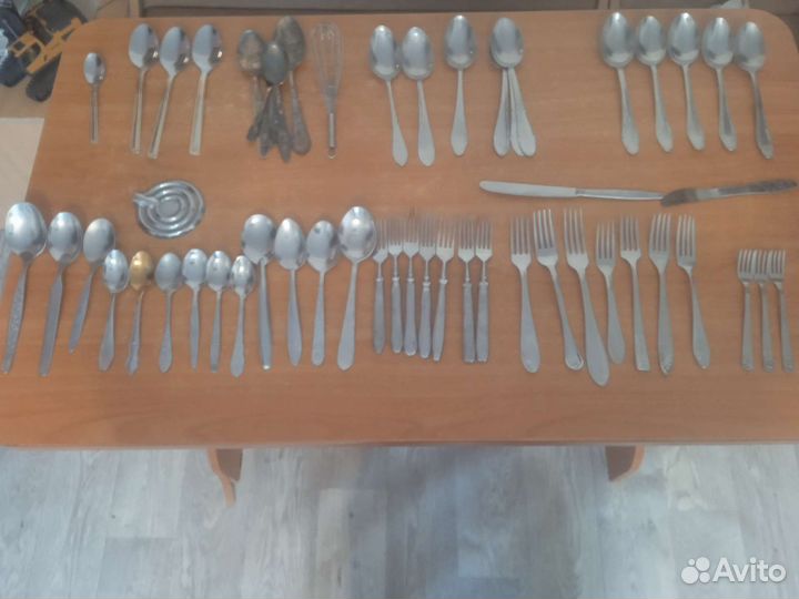 Столовые приборы, ложки, вилки, ножи