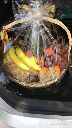 Корзина с фруктами, вкусняшками