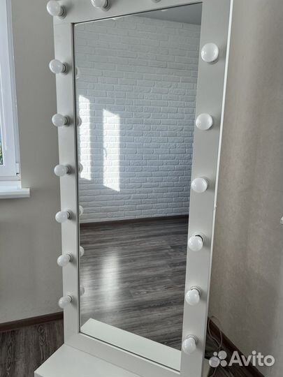 Гримерное зеркало с лампочками