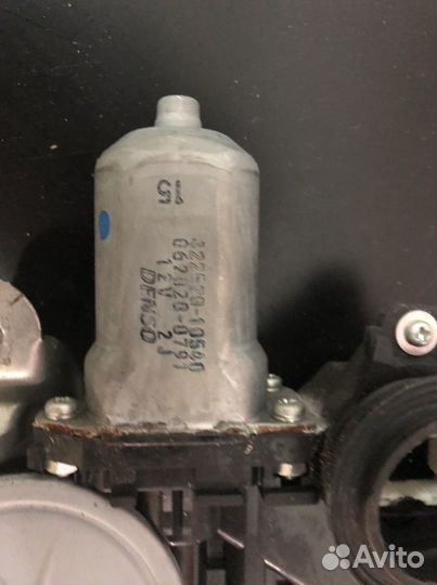 Toyota Rav4 III стеклоподъемник задний правый