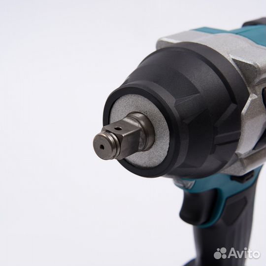 Гайковерт аккумуляторный Makita 700Нм