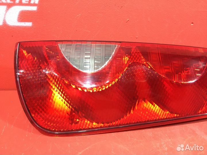 Фонарь задний правый Nissan Note E11 хетчбэк