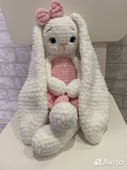 Вязаная игрушка зайка