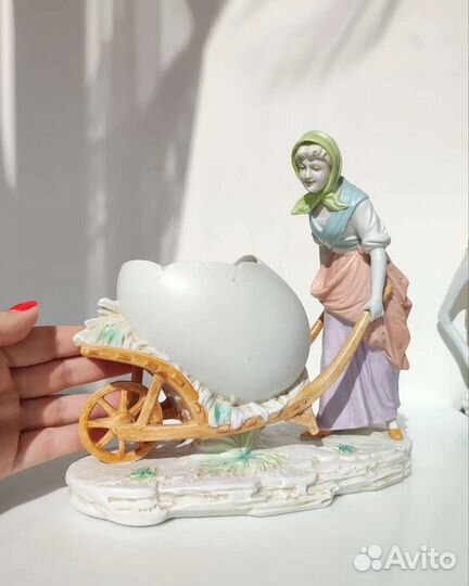 Антикварная фарфоровая статуэтка Яйцо Пасха