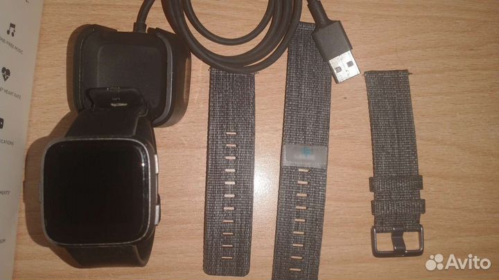 Смарт часы Fitbit Versa Special Edition