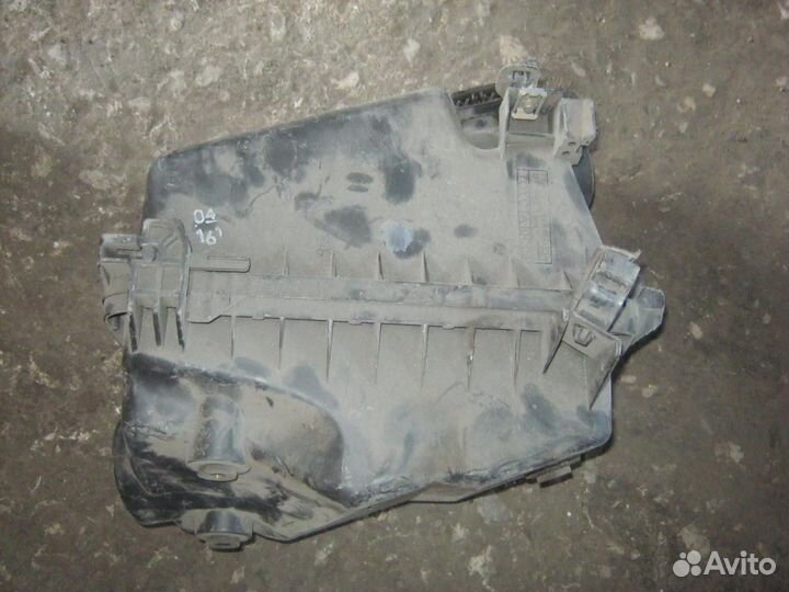 Корпус воздушного фильтра Toyota Avensis 2005