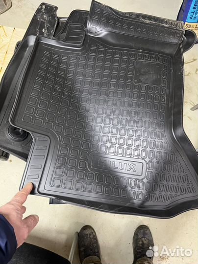 Автомобильные коврики на Toyota Hilux