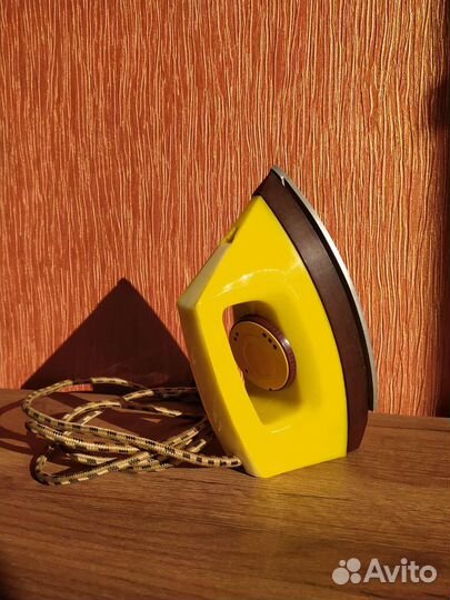 Утюг СССР желтый ретро