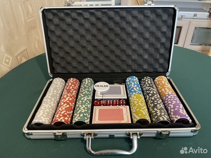 Покерный набор (300 очень красивых фишек)
