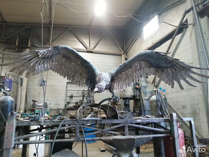 Кованая скульптура орла