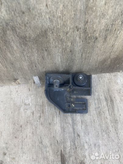 Кронштейн левой фары VW passat Cc