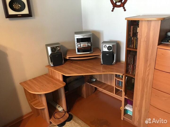 Офисный стол угловой с вертикальным шкафом кресло