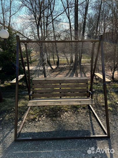 Качели с крышей