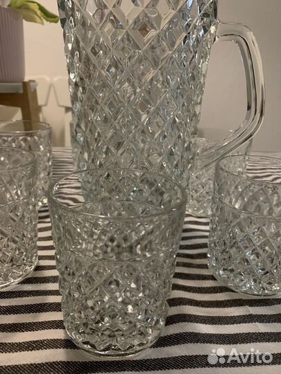 Хрустальные стаканы и графин