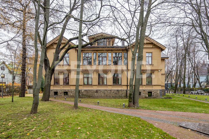 Дом 1285,8 м² на участке 26,8 сот.