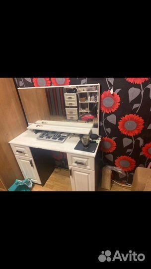 Туалетный столик с зеркалом