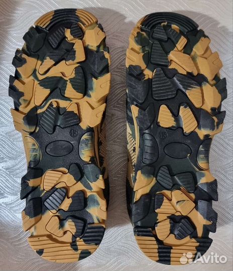 Кроссовки с металлическим носком