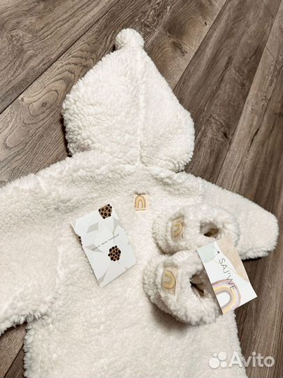 Комбинезон sajwe и пинетки,шапка mimibaby