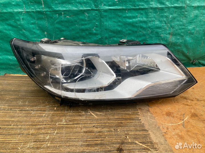 Фара правая Volkswagen Tiguan 2011-2016 Ксенон