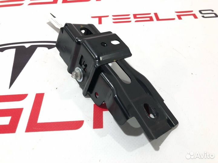 Кронштейн крепления бампера переднего Zeekr 001