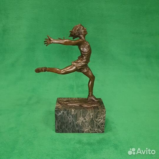 Бронзовая статуэтка Бегун