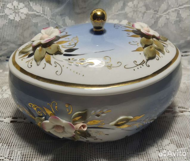 Шкатулка фарфоровая с лепными цветами
