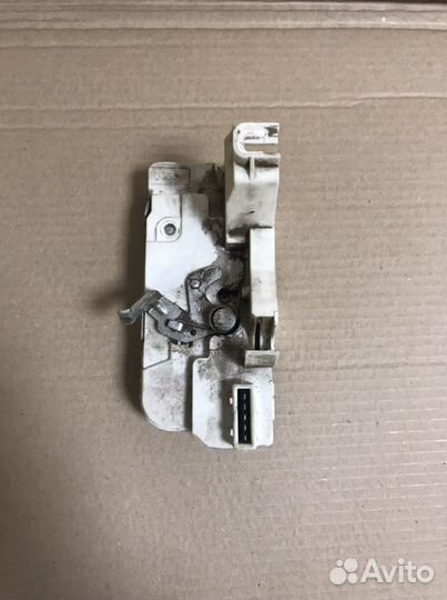 Замок задней правой двери Peugeot 307