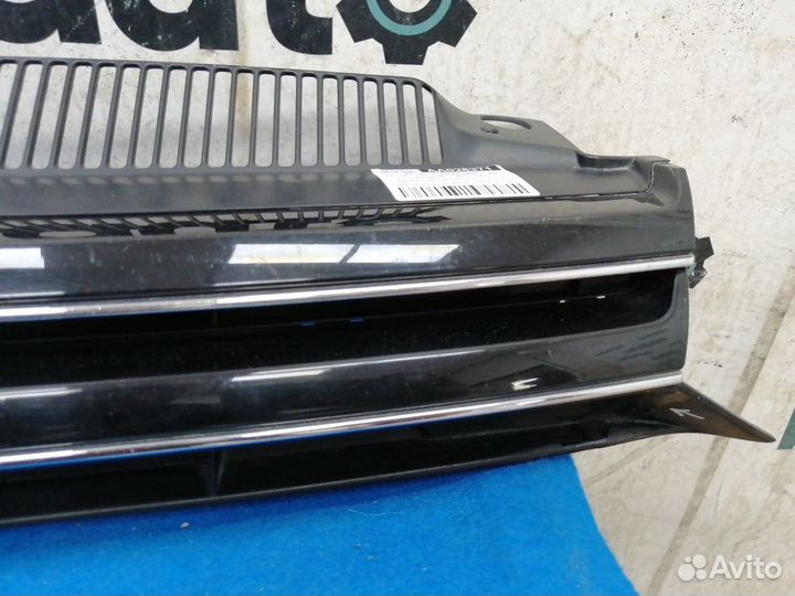 Решетка радиатора 5K0853653F Volkswagen Golf