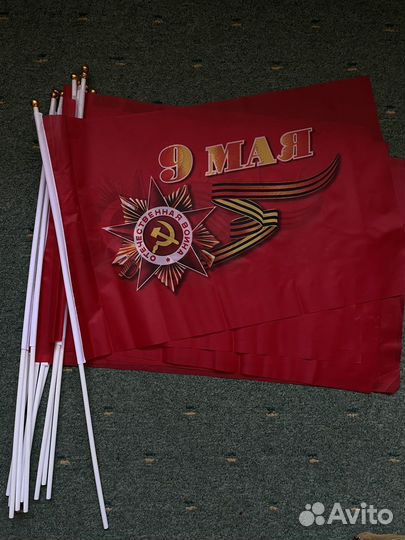 Флаги, пилотки, значки на 9 мая