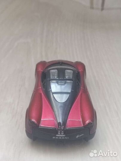 Игрушечная машинка 