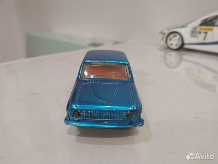 Модель автомобиля металл