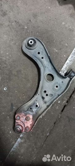 Левый рычаг Volkswagen Polo