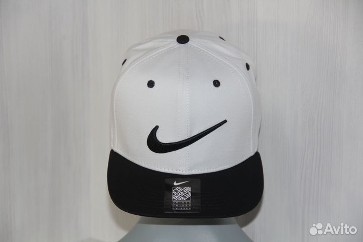 Кепки с прямым козырьком Найк