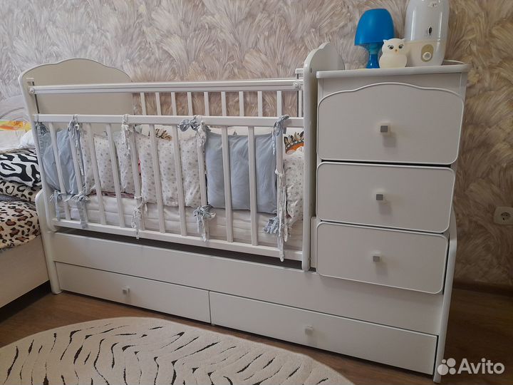 Детская кроватка с маятником