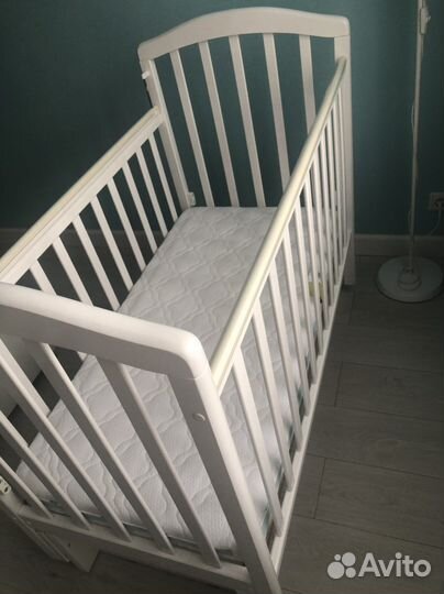Детская кроватка с продольным маятником