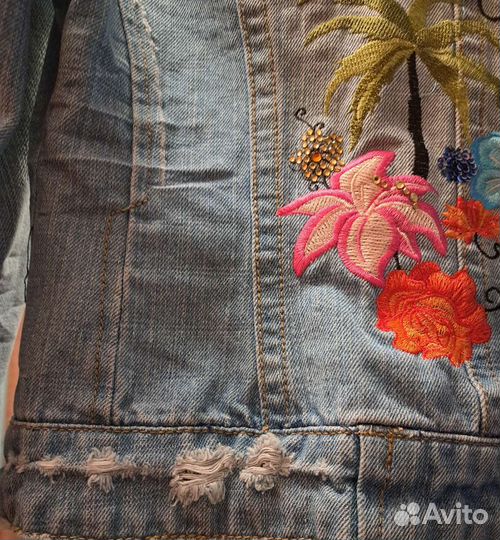Джинсовая куртка с вышивкой