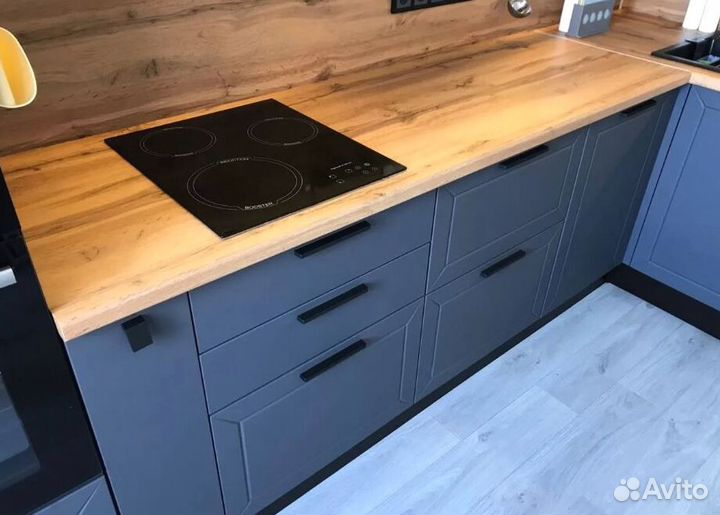 Прямая кухня в бежевом глянце и матовом дереве