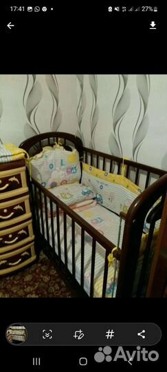 Детская кроватка с маятником и ящиком