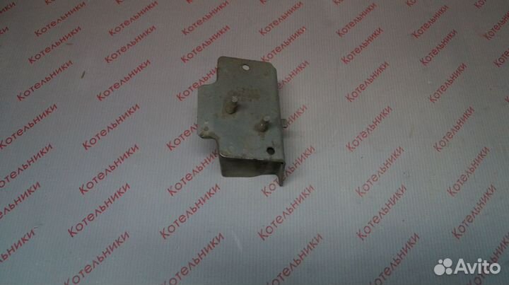 Nissan 62211-AU300 Кронштейн левый